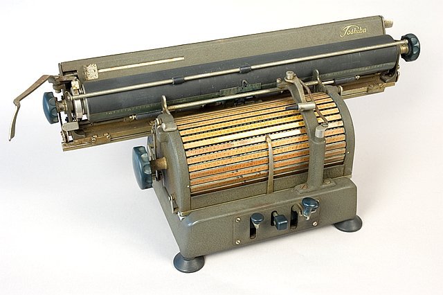 Машинка пишущая с японским шрифтом Toshiba. 1940–1960 / Japon Polytechnic Museum