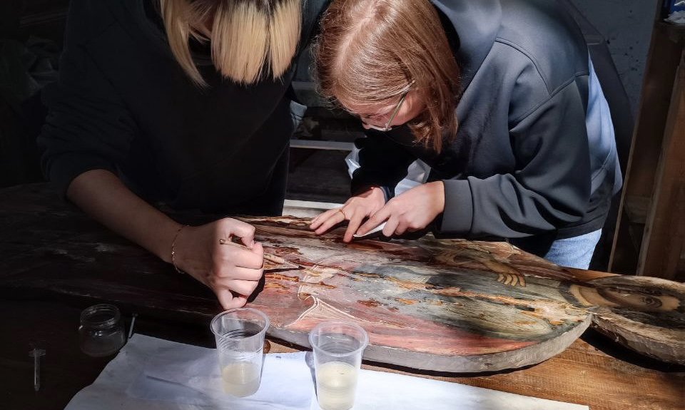 Реставрационные работы над нероновскими иконами.  Фото: Евгений Соседов/Проект «Консервация»