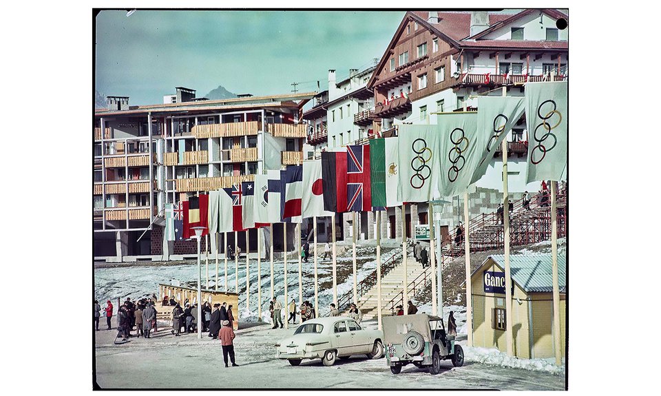 Флаги стран-участников и олимпийские флаги во время Олимпийских игр в Кортина-д'Ампеццо.  Январь-февраль 1956 года.  Фото: Publifoto Intesa Sanpaolo Publifoto Archive