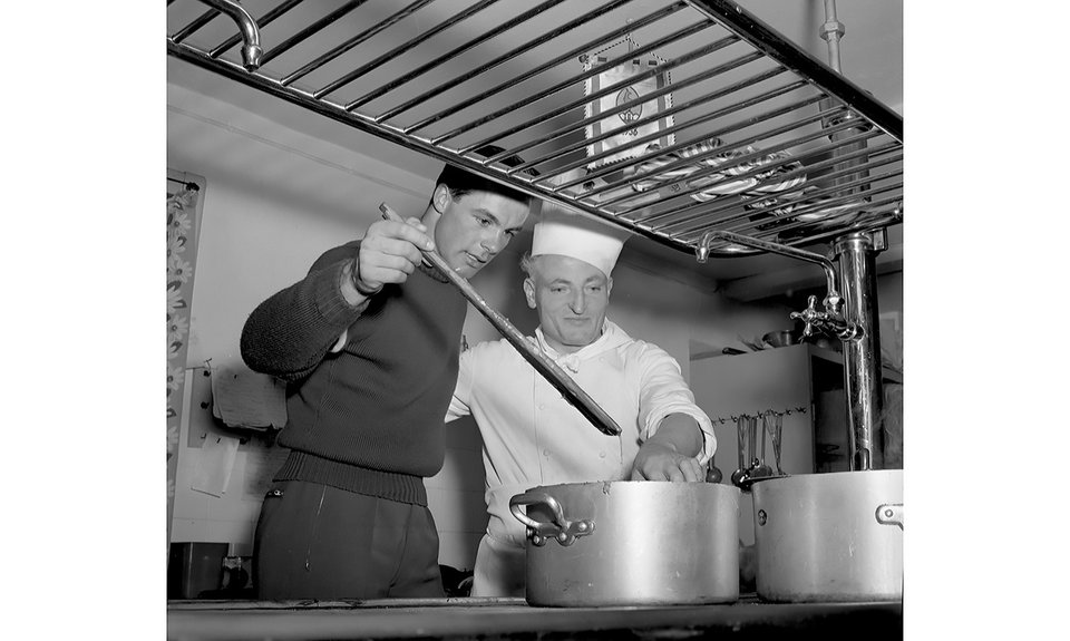 Австрийский горнолыжник Тони Сайлер на кухне ресторана с шеф-поваром. 1 февраля 1956 года. Фото:  Publifoto Intesa Sanpaolo Publifoto Archive