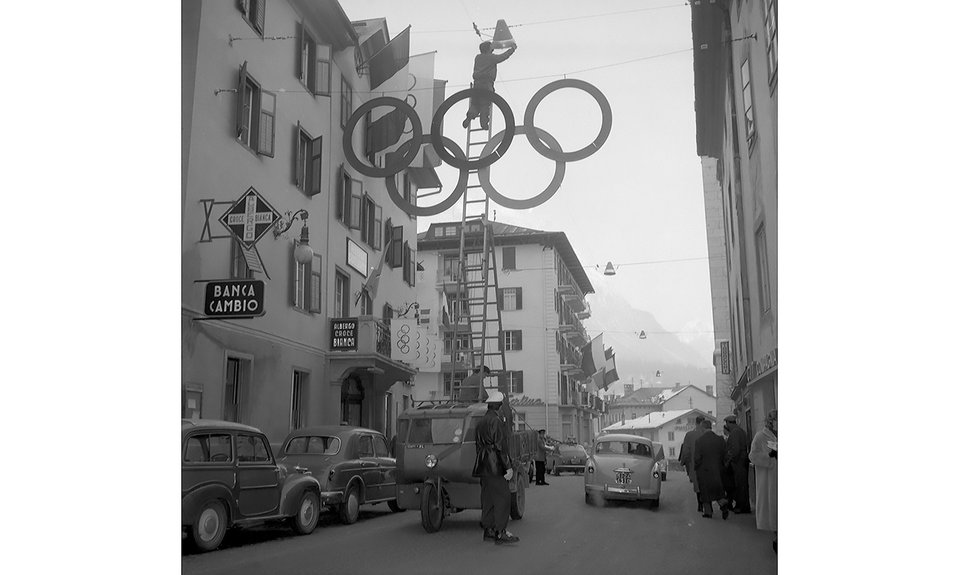 Монтаж олимпийских колец на улице Кортина-д'Ампеццо.  Январь 1956 года.    Фото: Publifoto CSAC, University of Parma