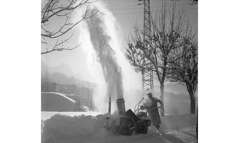 Уборка снега на улице в Кортина-д'Ампеццо. 11 января 1956 года.    Фото: Nicola Giordano/Publifoto CSAC, University of Parma