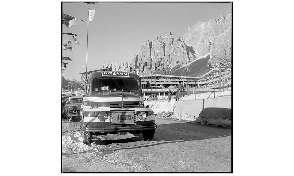 Грузовик, рекламирующий Cinzano, и ледовый стадион на заднем плане. 5 февраля 1956 года. Фото: Publifoto Intesa Sanpaolo Publifoto Archive