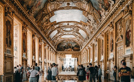 Лувр не досчитался €10 млн из-за мошенников