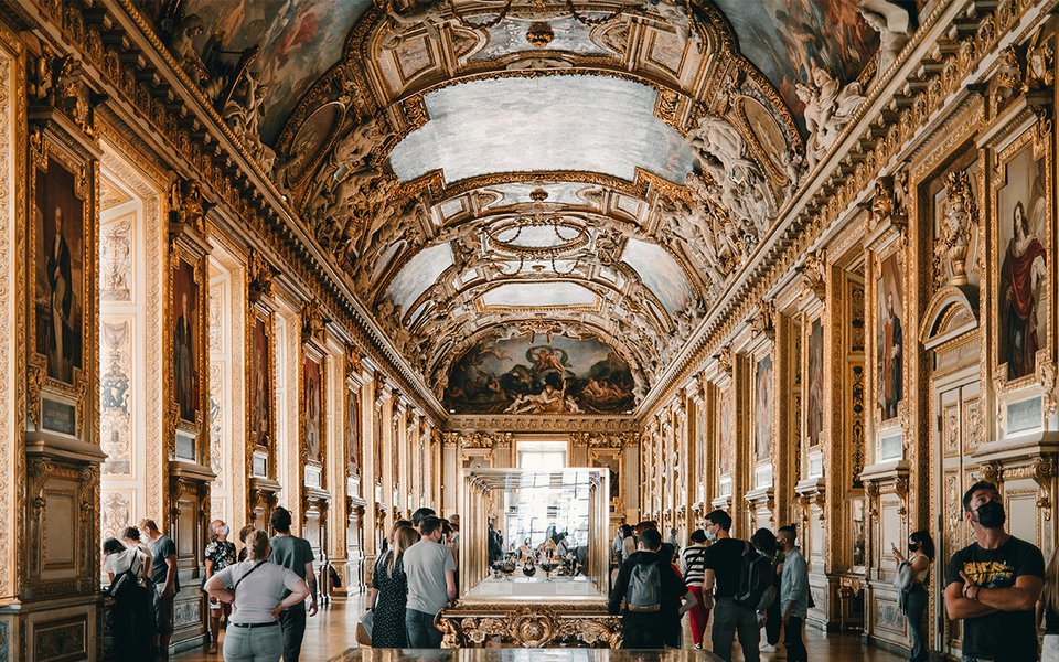 Лувр не досчитался €10 млн из-за мошенников