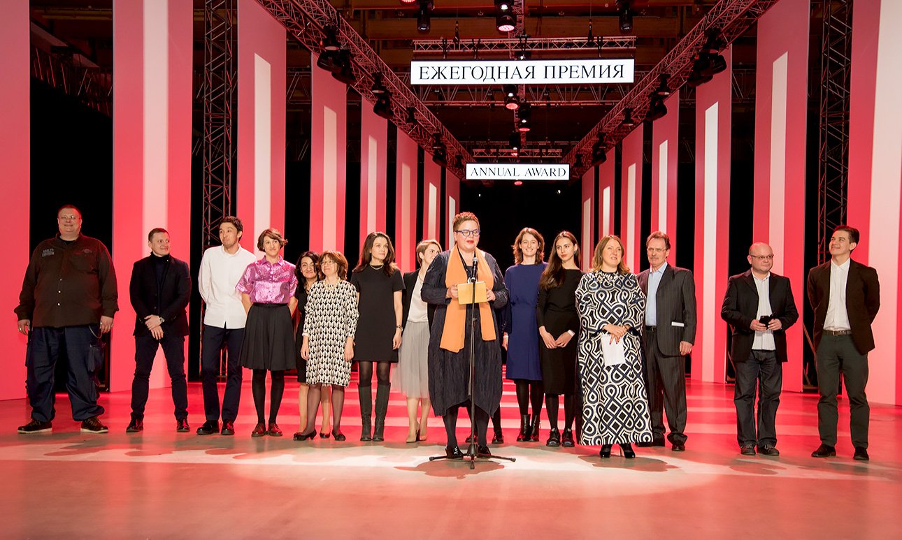 Редакция The Art Newspaper Russia на церемонии вручения премии газеты в 2016 году. Дмитрий Бавильский второй справа.  Фото: TANR