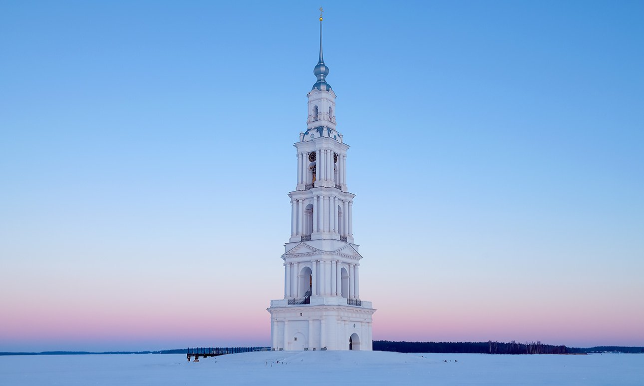 Затопленная колокольня на Угличском водохранилище близ Калязина - теперь часть Золотого кольца.  Фото: Виктор Карасев / Фотобанк Лори