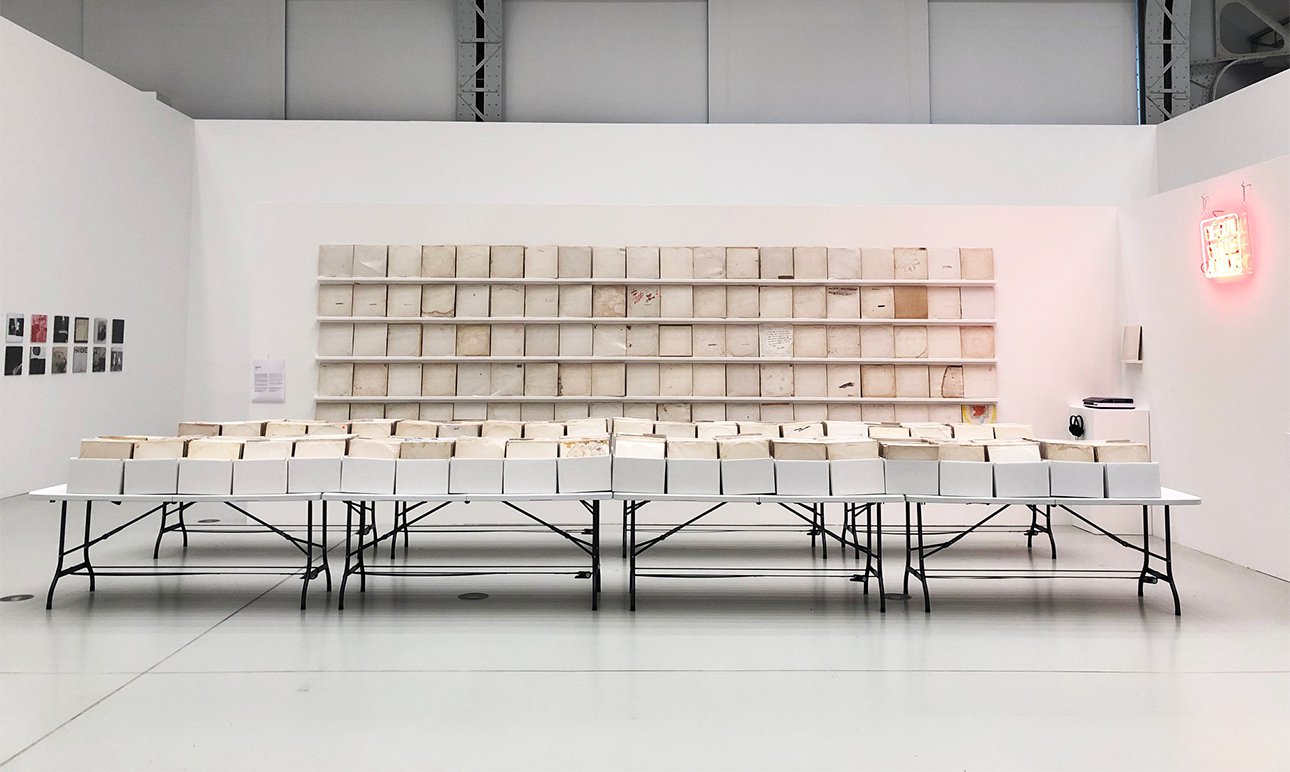 Резерфорд Чанг. «Мы покупаем "Белые альбомы"». 2013–2025.  Фото: Estate of Rutherford Chang