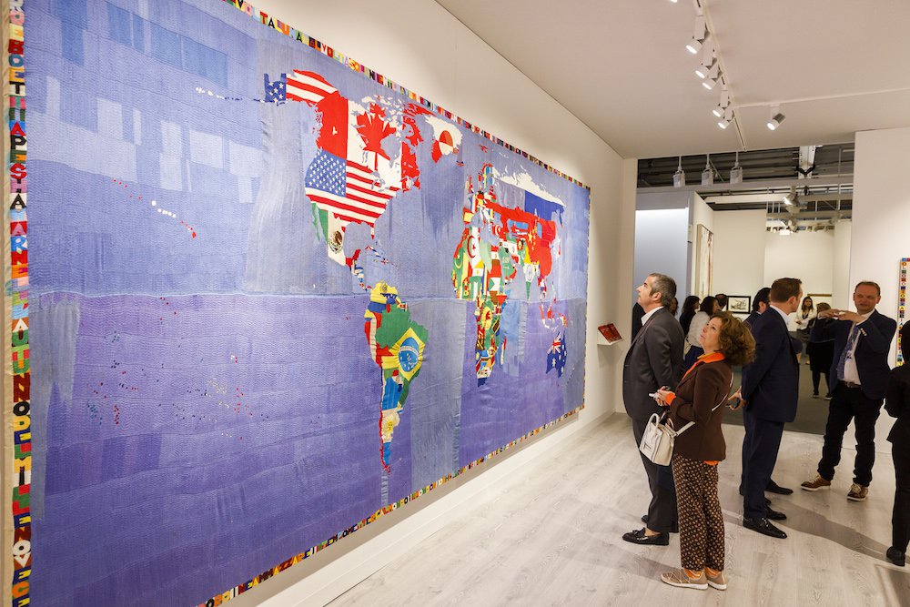 Работа Алигьеро Боэтти в галерее Tornabuoni Art на Art Bаsel 2019. Фото: Art Basel