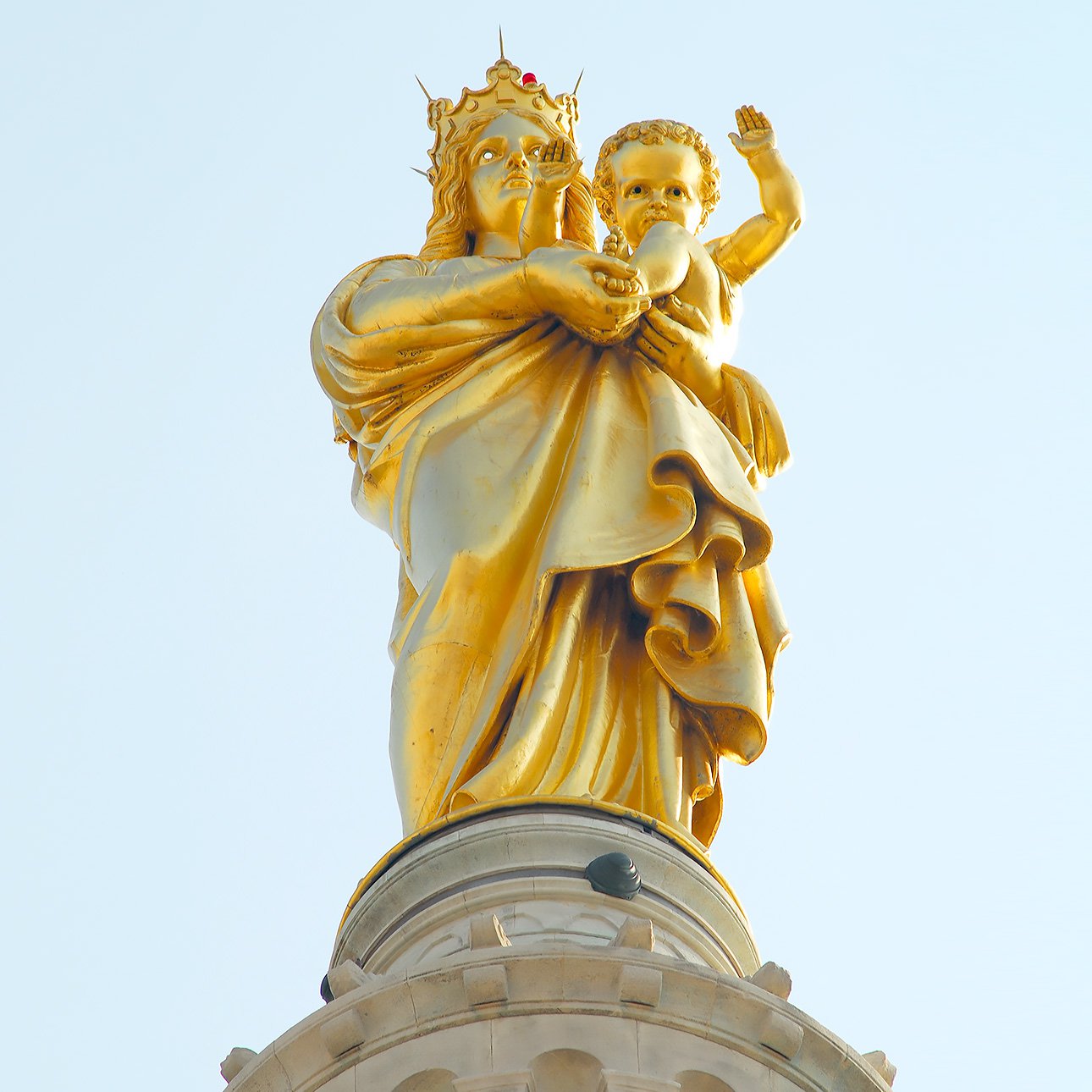 Статуя изготовлена из позолоченной меди с внутренней железной конструкцией. Фото: Wikimedia