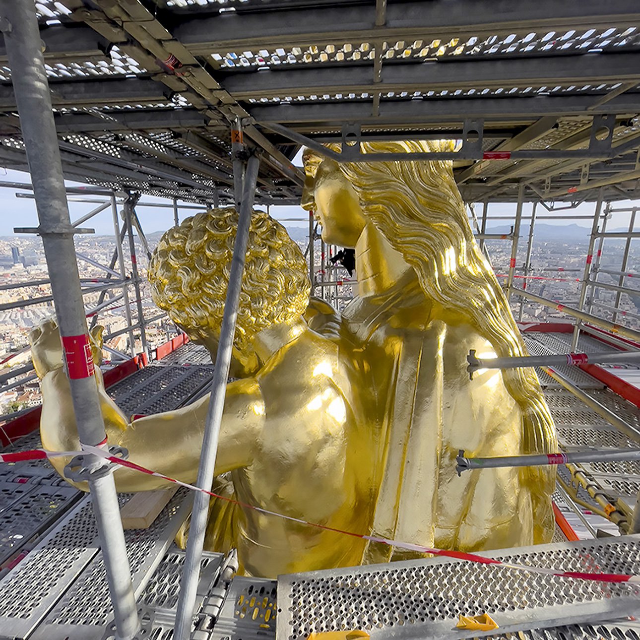 Реставраторы очистили поверхность до меди и обнаружили пулевые отверстия времен Второй мировой, четыре из которых пробили руки и живот младенца Христа, а три других — тело Девы Марии. Фото: Wikimedia