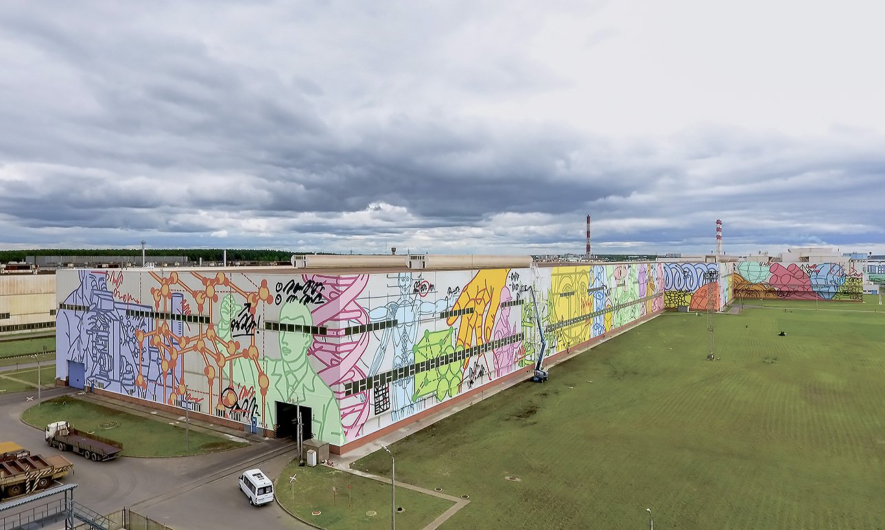 Самый большой в мире мурал «Эволюция-2» на стенах одного из цехов металлургического завода в Выксе в процессе создания. Мурал был создан в 2017 году по заказу фонда «ОМК-Участие».  Фото: архив художника