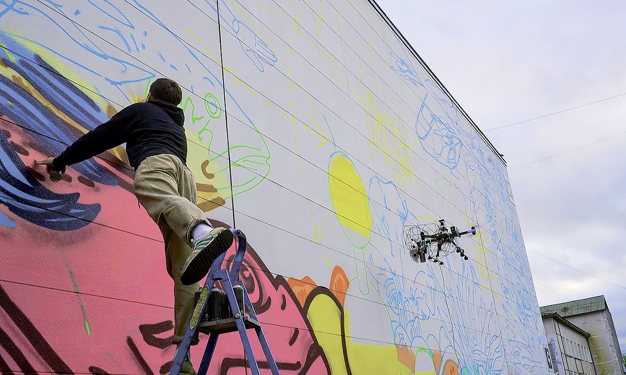 Миша Most и дрон-художник рисуют одновременно. За кадром работает второй синхронный дрон. Южно-Сахалинск, 2024 год. Фото: архив художника