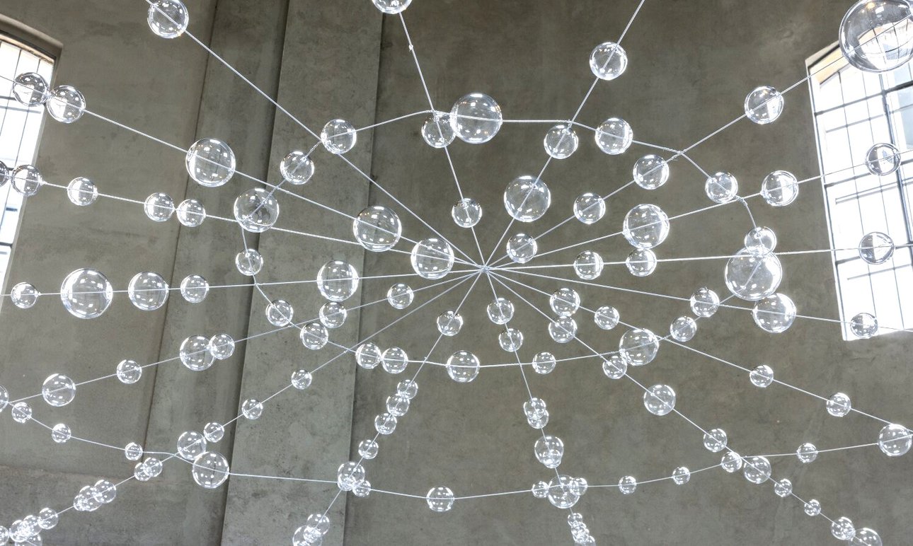 Выставка «Над, под и между» в выставочном пространстве «Цистерна» Фонда Prada. Фото: Roberto Marossi/Fondazione Prada