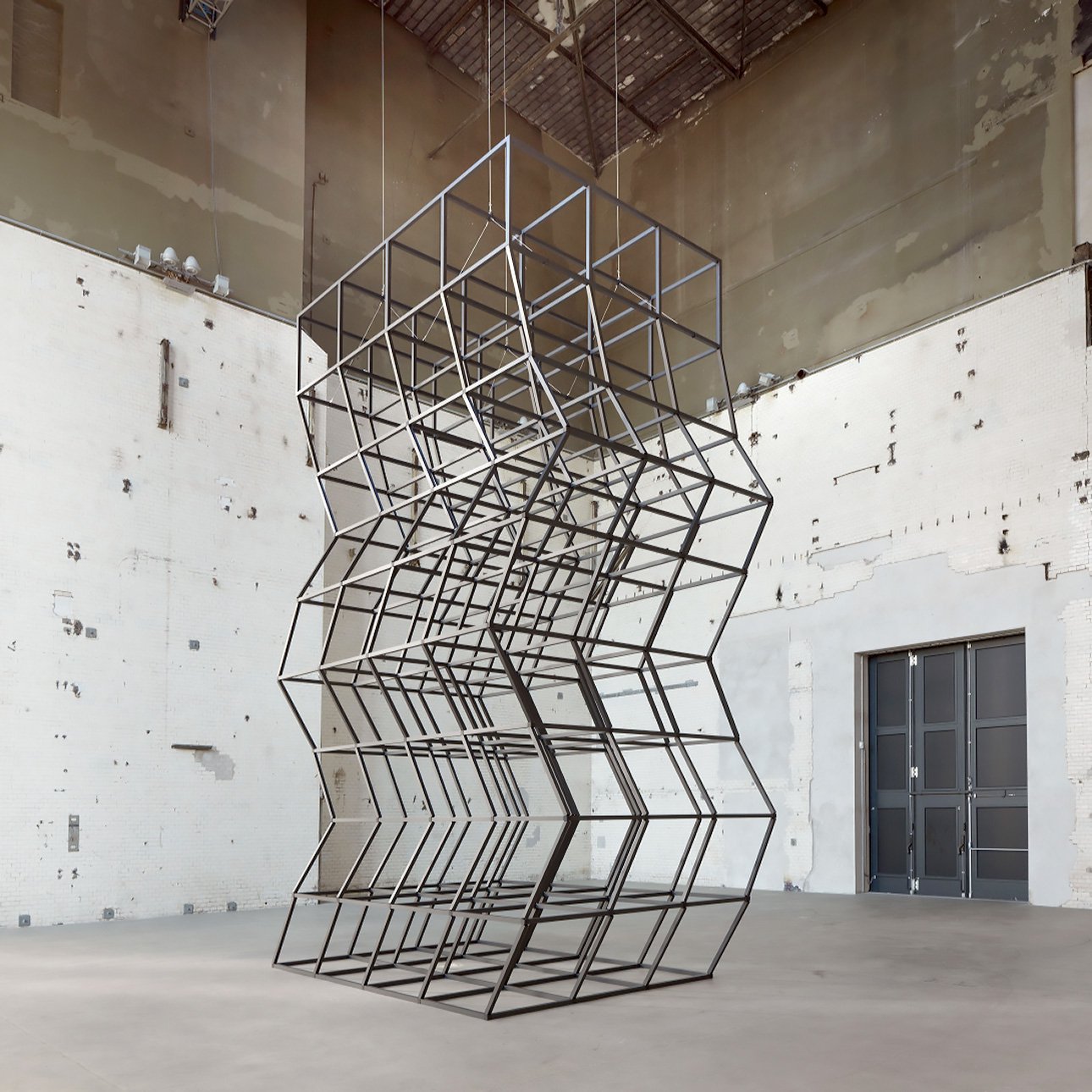 Выставка «Над, под и между» в выставочном пространстве «Цистерна» Фонда Prada. Фото: Roberto Marossi/Fondazione Prada