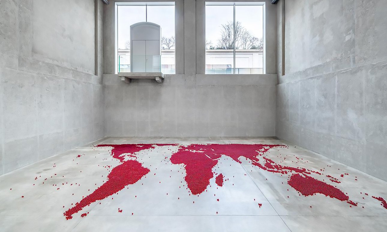 Выставка «Над, под и между» в выставочном пространстве «Цистерна» Фонда Prada. Фото: Roberto Marossi/Fondazione Prada