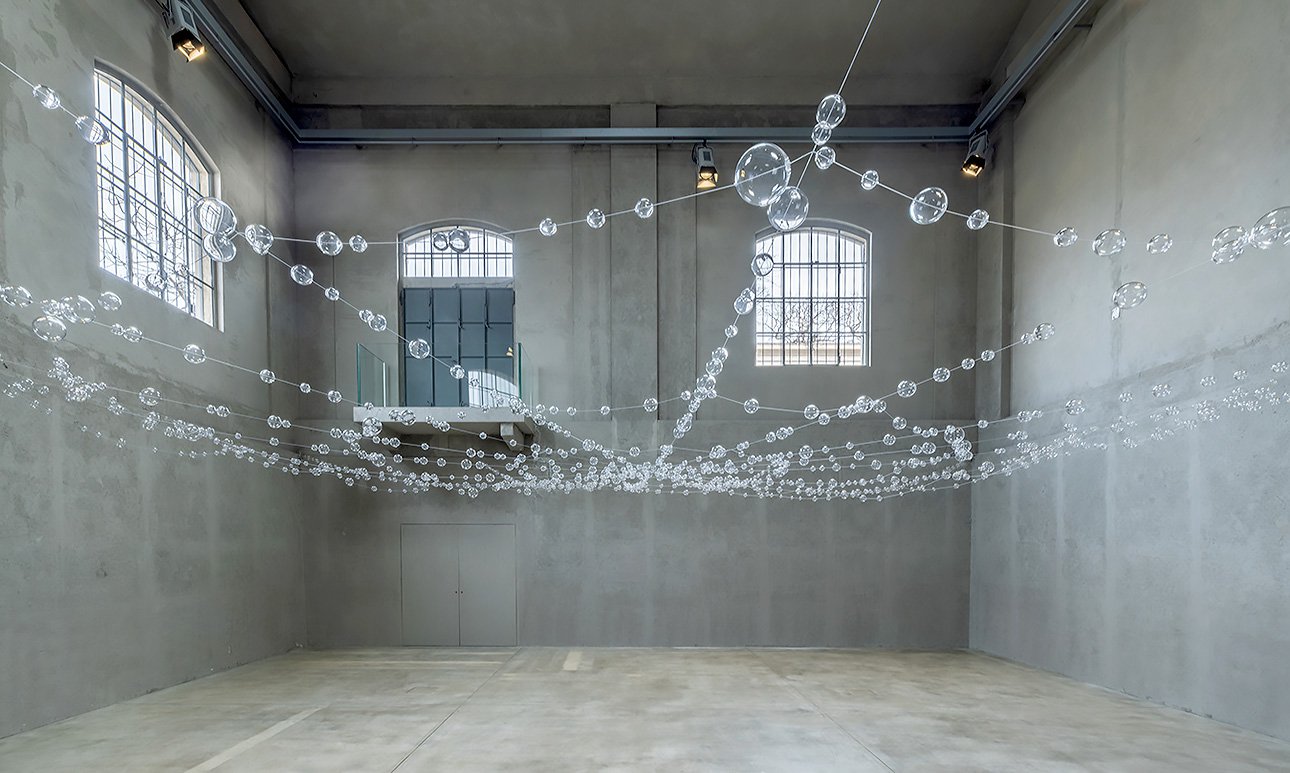 Выставка «Над, под и между» в выставочном пространстве «Цистерна» Фонда Prada. Фото: Roberto Marossi/Fondazione Prada