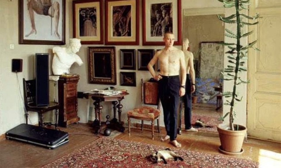 Георгий Гурьянов в своей квартире-мастерской. Конец 1990-х. Фото: Архив художника