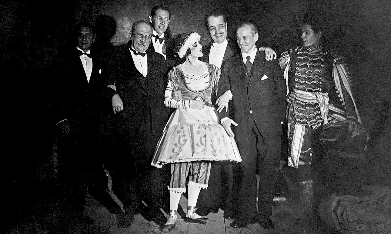 Александр Бенуа (второй слева) после спектакля «Петрушка» в Гранд-опера. В костюмах — Тамара Карсавина и Серж Лифарь. В центре — Сергей Дягилев, справа от него — Вацлав Нижинский. 1928. Фото: Boris Lipnitzki/Roger-Viollet/Eastnews