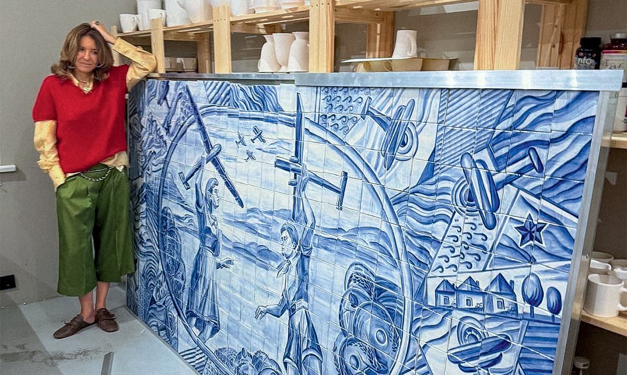 Наталья Семенова у готового панно из керамиче­ских плиток.  Фото: Gourji Ceramics