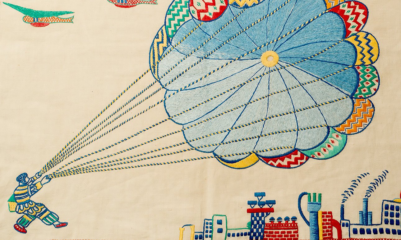 Т. Дмитриева-Шульпина (автор), М. Бычкова (роспись). Наволочка на диванную подушку «Парашютист». 1937. Мстера, Владимирская область, Вязниковский район. Артель художественной вышивки имени Н. К. Крупской. Фото: Всероссийский музей декоративного искусства