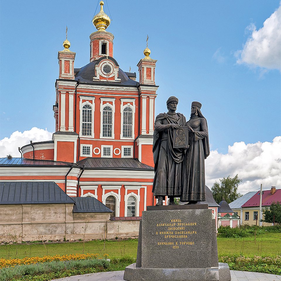 Памятник Александру Невскому и его жене княгине Александре перед Корсунско­-Богородицким собором. Фото: Сергей Никифоров-Гордеев/Фотобанк Лори