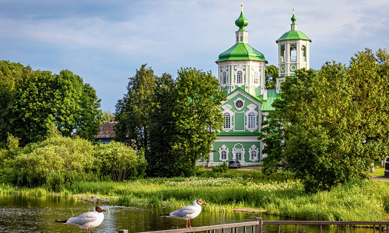 Вид на Бого­явленскую церковь с озера Соломено.  Фото: Дмитрий Киселев/Фотобанк Лори