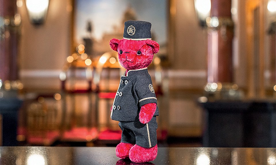 Плюшевый мишка Швейцар, выпущенный к юбилею отеля.  Фото: «Гранд Отель Европа»