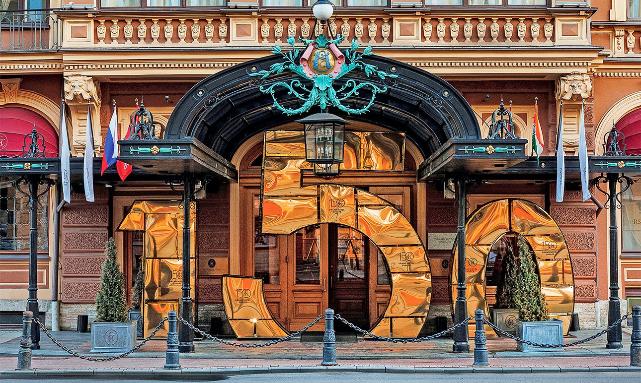 Праздничное оформление главного входа в отель.  Фото: «Гранд Отель Европа»