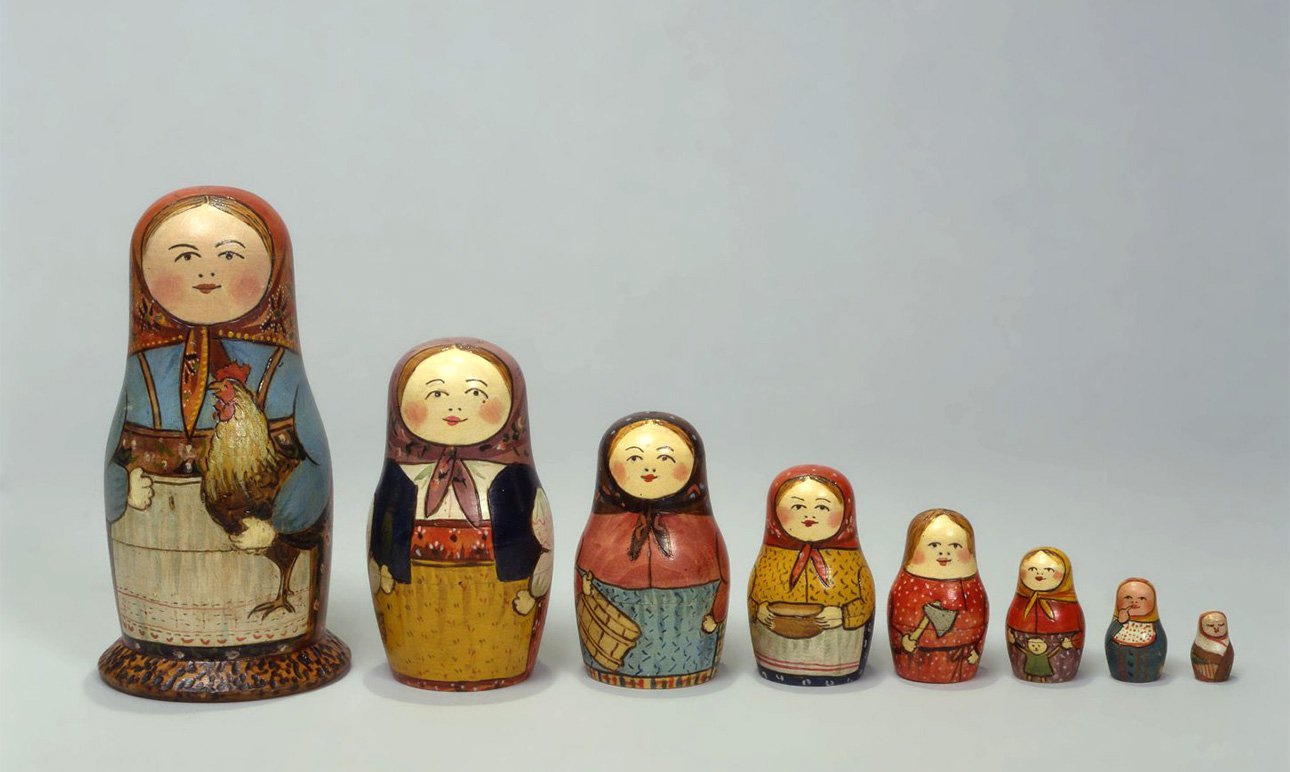 Матрешка «Крестьянка с петухом». Мастерская братьев Ивановых, Сергиев Посад. Начало ХХ в. Фото: Государственный исторический музей
