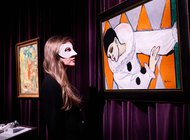 «Под маской»: яркая выставка с ноткой декаданса