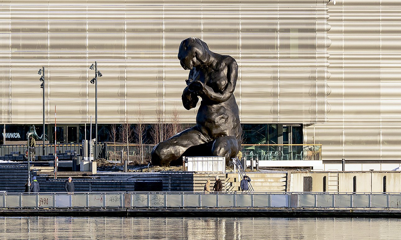 Скульптура Трейси Эмин «Мать» (2021) у Музея Мунка в Осло.  Фото: Soeren Stache/dpa/ТАСС