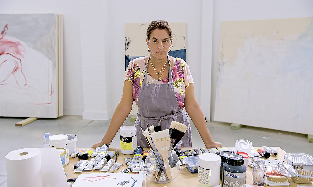 Трейси Эмин в своей мастерской в 2022 году.   Фото: Harry Weller/Courtesy of the artist’s studio