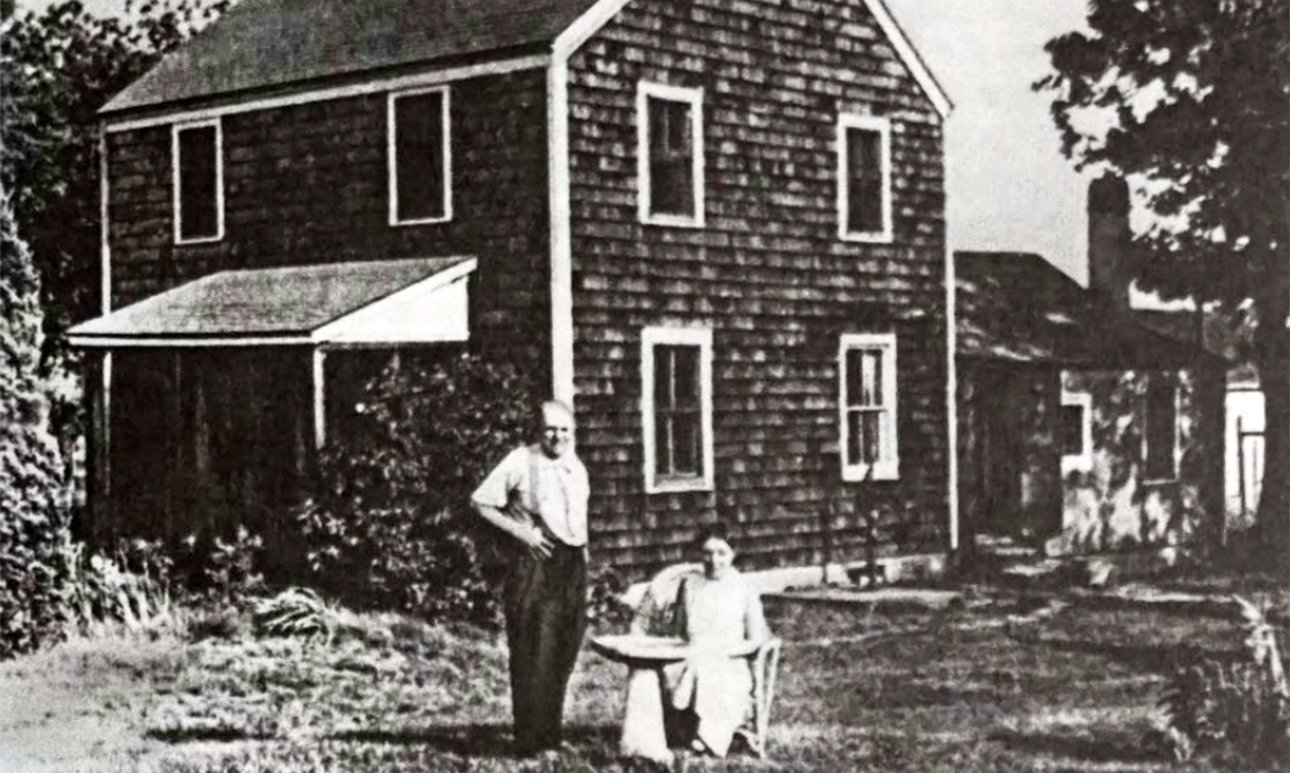 Давид и Маруся Бурлюк в своем доме в Хамптон-Бейс. 1942. Фото: Hampton Bays Historical Society