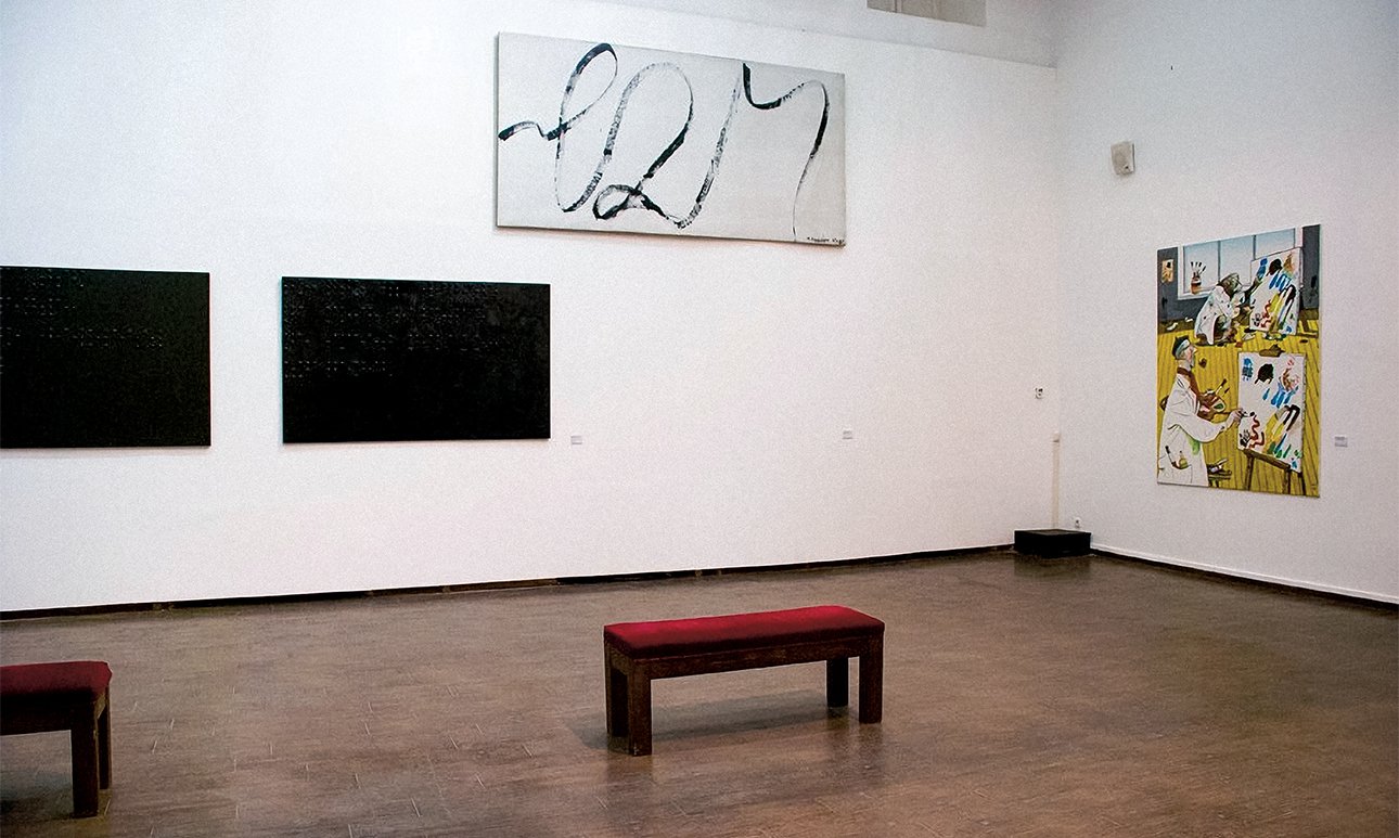 На выставке Юрия Альберта «Что этим хотел сказать художник?» под кураторством Екатерины Деготь (ММОМА, 2013–2014) зрителям приходилось представлять произведения, читая экспликации. Постепенно они менялись на сами работы, и к концу выставки ни одного текста не осталось.  Фото: Андрей Ефиц