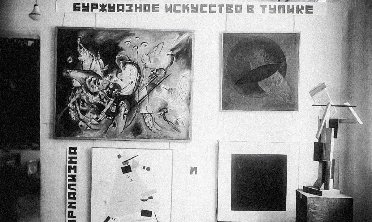 Фрагменты экспозиции «Опытной комплексной выставки искусства эпохи капитализма». Государственная Третьяковская галерея. 1931–1932.  Фото: Государственная Третьяковская галерея