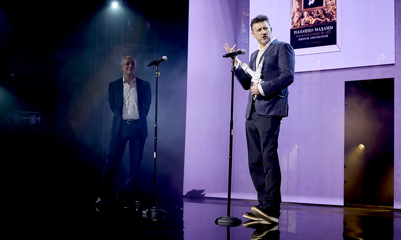 Искусствовед Михаил Каменский вручал награду Льву Данилкину - победителю в номинации «Книга года».  Фото: Ирина Полярная/Наталья Польская/Анна Макаревич/ Анна Темерина