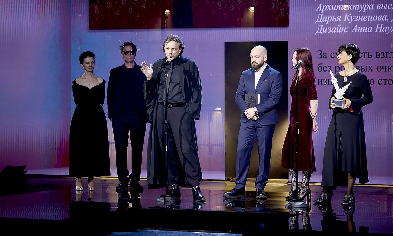За статуэткой в номинации «Выставка года» на сцену вышли директор Центра Вознесенского Ольга Варцева и кураторская группа: Татьяна Сохарева, Иван Ярыгин и Дмитрий Хворостов. Вручали награду актеры Мария Смольникова и Александр Яценко.  Фото: Ирина Полярная/Наталья Польская/Анна Макаревич/ Анна Темерина