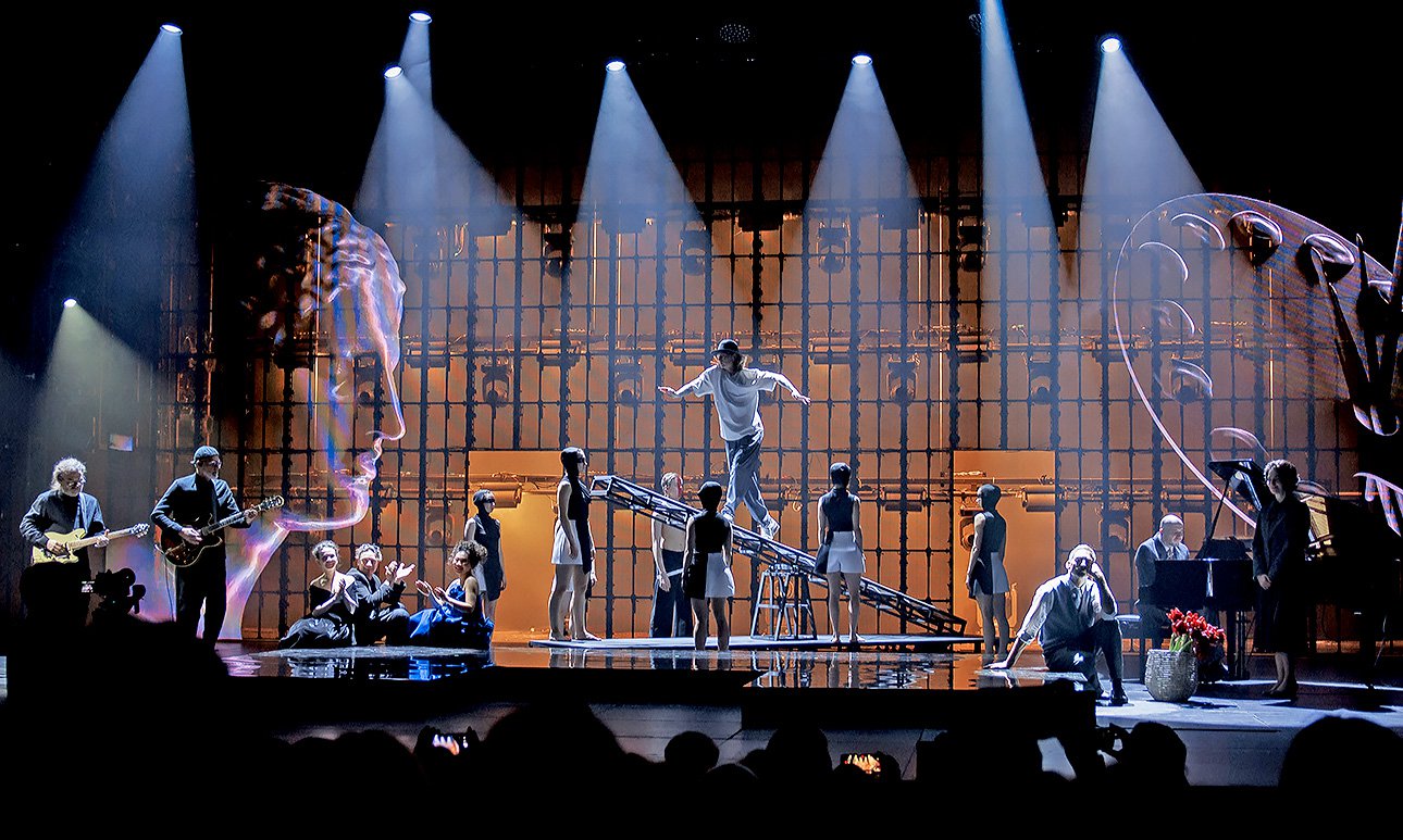 Финальный номер: актер Артем Ткаченко от лица башни Шухова под музыку Олега Нестерова и группы zerolines читал романтический текст, написанный для номинации «Реставрация года» актером Григорием Служителем.  Фото: Ирина Полярная/Наталья Польская/Анна Макаревич/ Анна Темерина