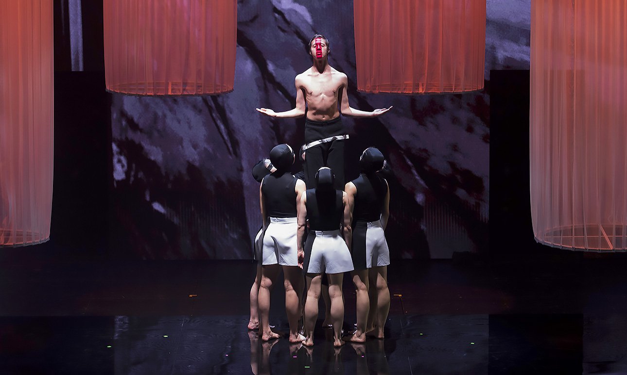 Номер-посвящение «Сотворение» в номинации «Музей года» - танец артистов в черно-белых супрематических костюмах под голоса фольклорного ансамбля «Толóка».  Фото: Ирина Полярная/Наталья Польская/Анна Макаревич/ Анна Темерина