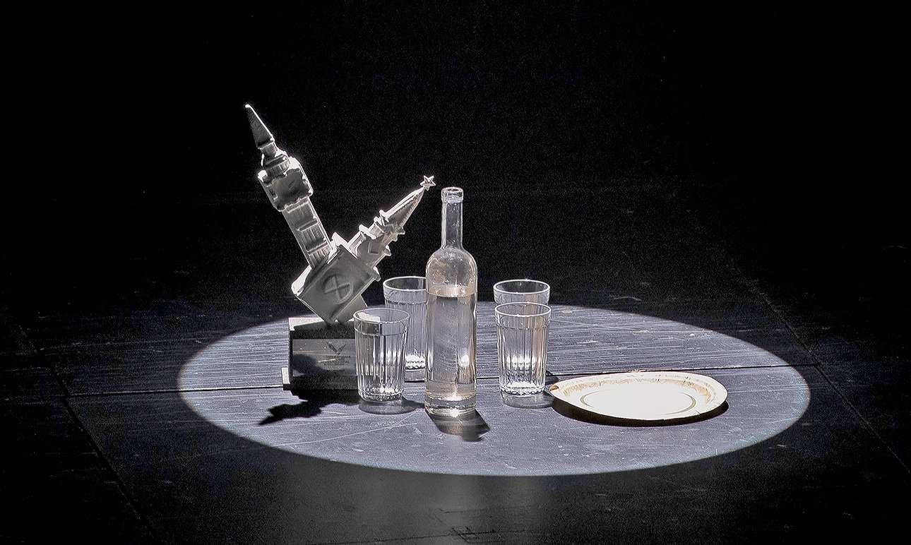 Постановка «Темная О» была посвящена победителю номинации «Выставка года» — проекту Центра Вознесенского «Темная Оттепель». Фото: Ирина Полярная/Наталья Польская/Анна Макаревич/ Анна Темерина