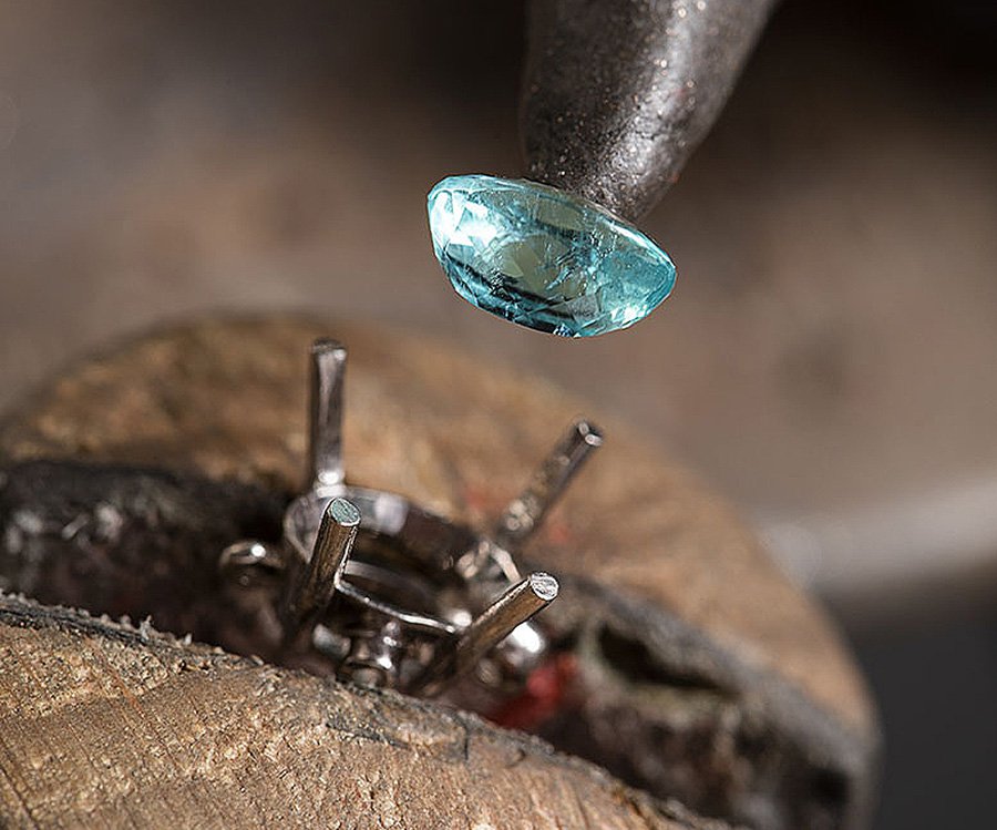 Процесс закрепки драгоценных камней колье. Фото: Bvlgari