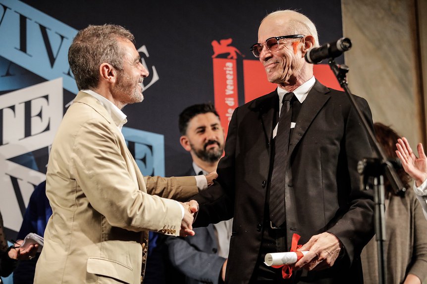 Чарльз Атлас получает награду Венецианской биеннале. Photo by Jacopo Salvi. Courtesy of La Biennale di Venezia