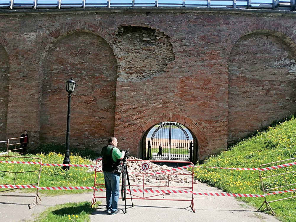 Обвалившаяся часть кладки стены Новгородского кремля. Фото: МЧС России