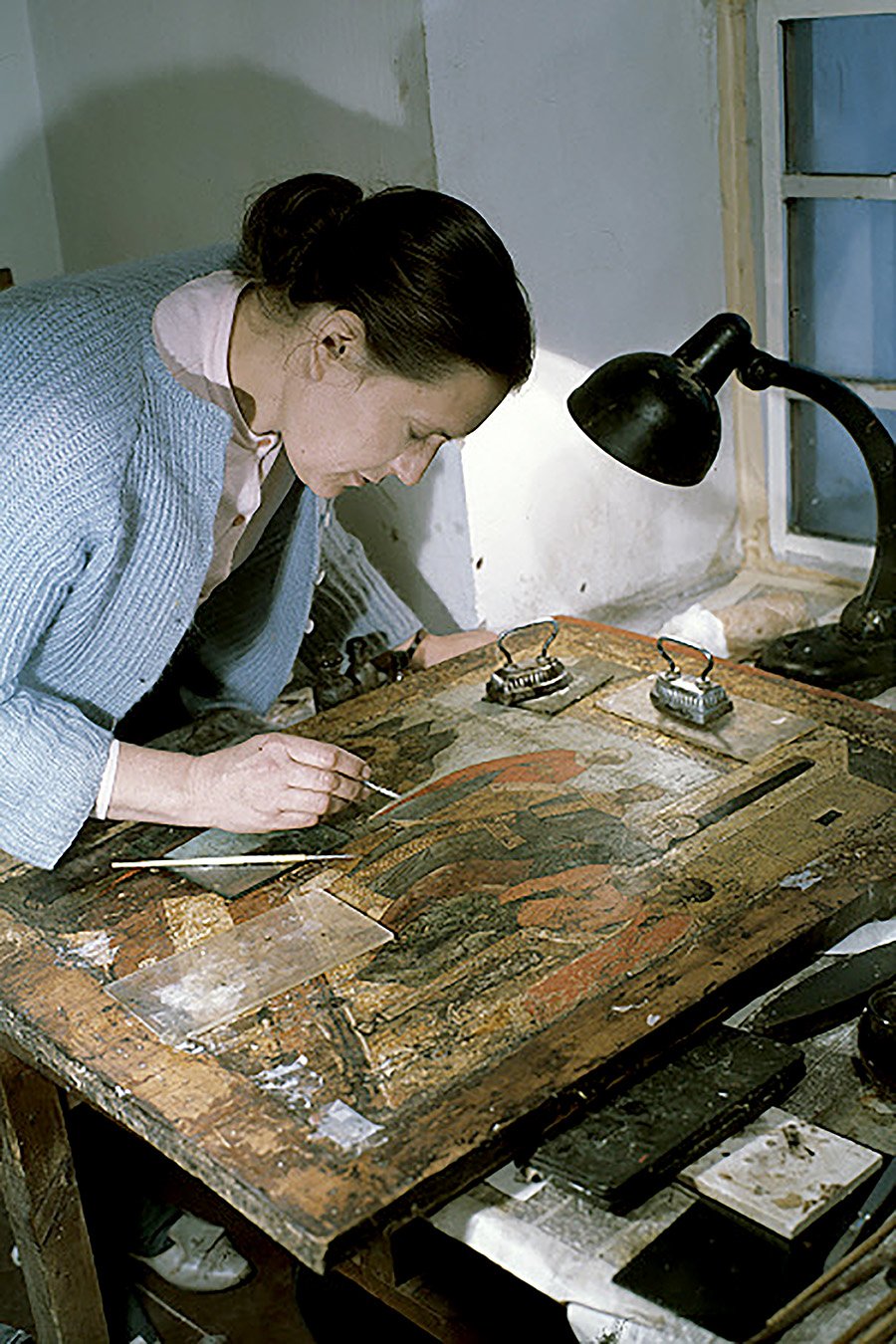 Реставратор Ирина Ватагина за работой. 1969 г. Фото: Центральный музей древнерусской культуры и искусства имени Андрея Рублева