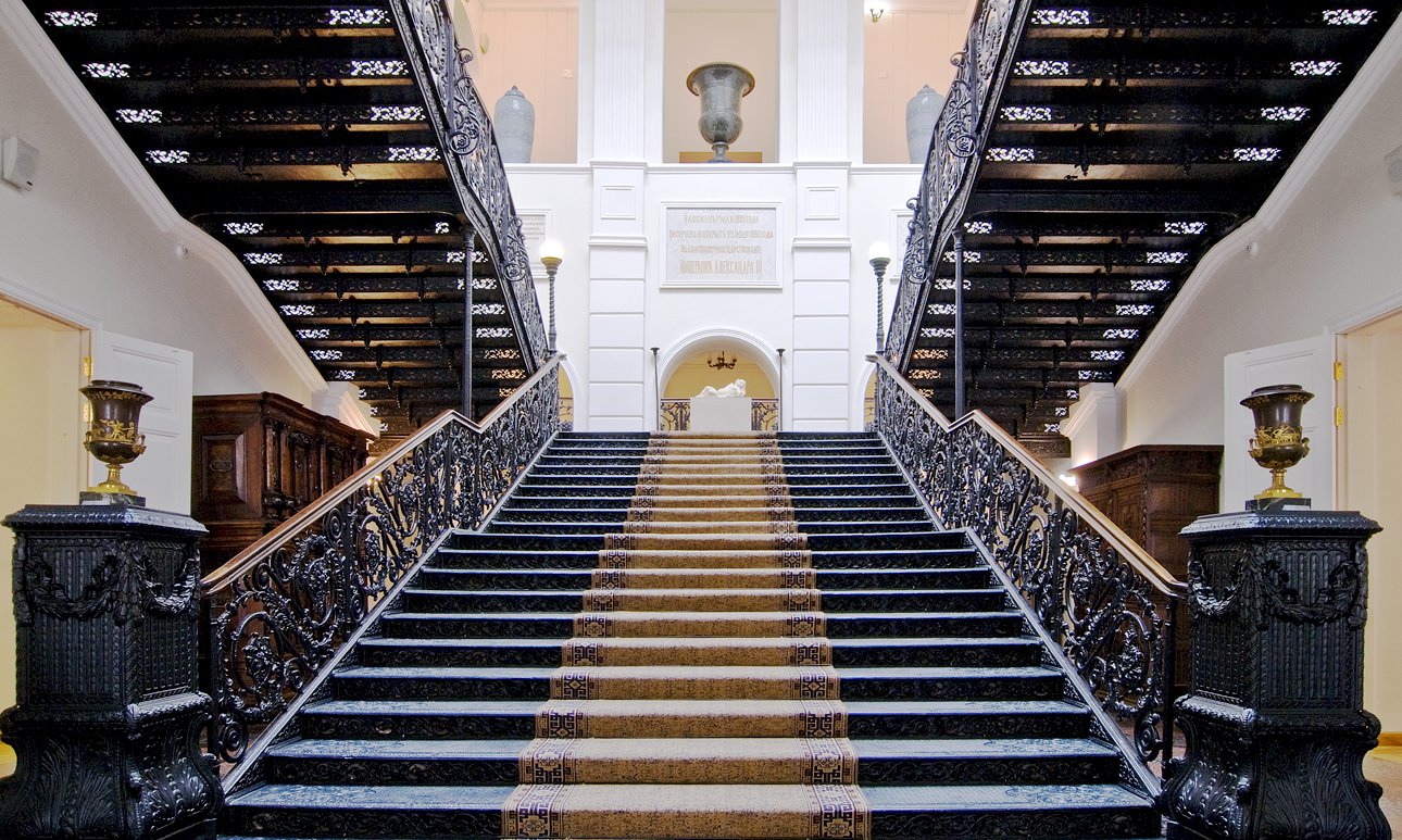 По этой музейной лестнице поднимались когда-то буквально все художники, принесшие славу саратовской школе.  Фото: Саратовский государственный художественный музей им. А.Н.Радищева