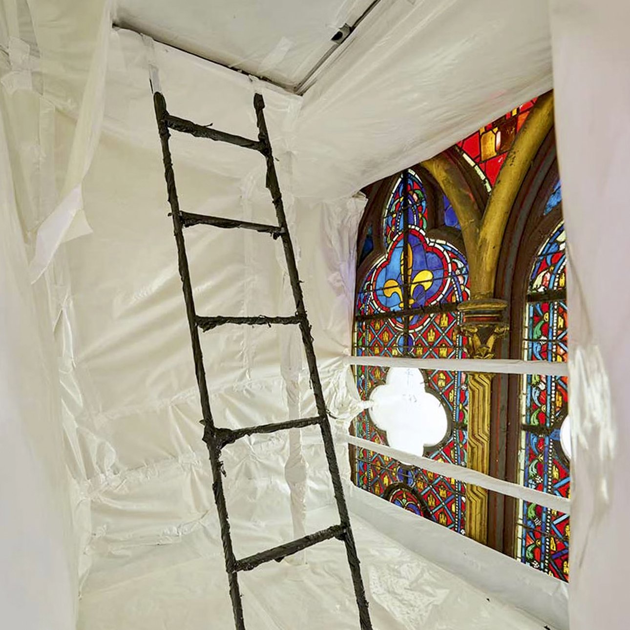 За последние два десятилетия в часовне отреставрировали пять из семи витражей апсиды.  Фото: Benjamin Gavaudo/Centre des Monuments Nationaux