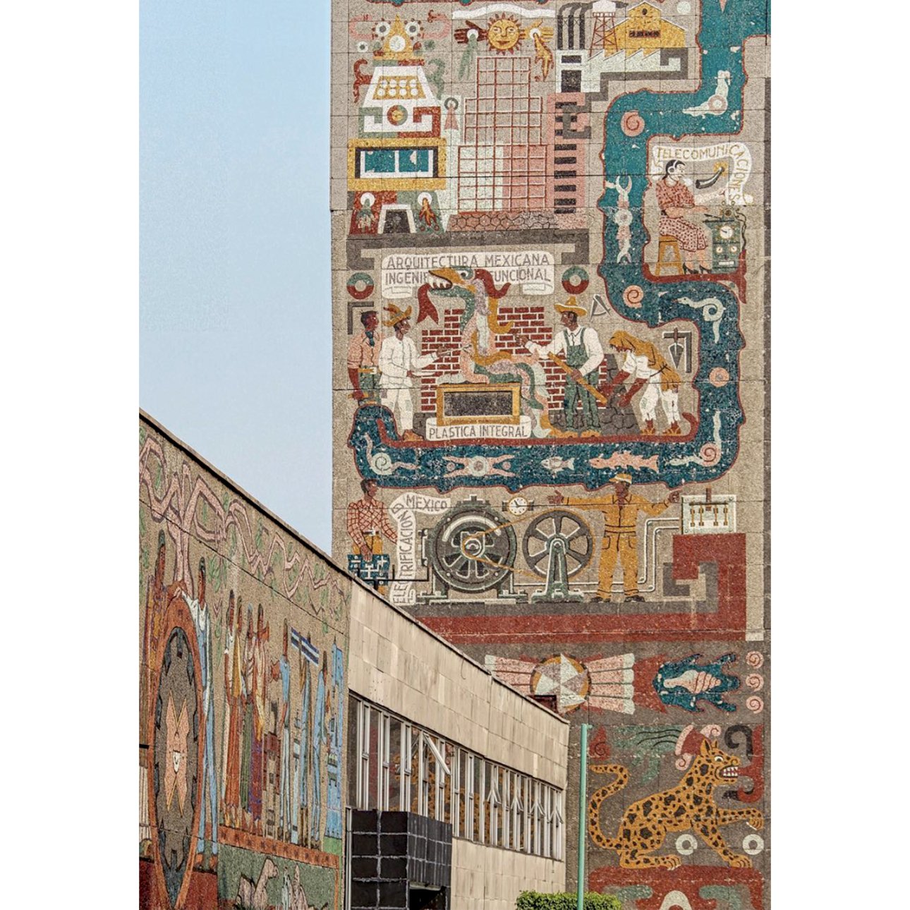 Муралы Центра SCOP перед его сносом демонтировали постепенно, и некоторые долго оставались на месте.  Фото: Universidad Nacional Autónoma de México (UNAM)