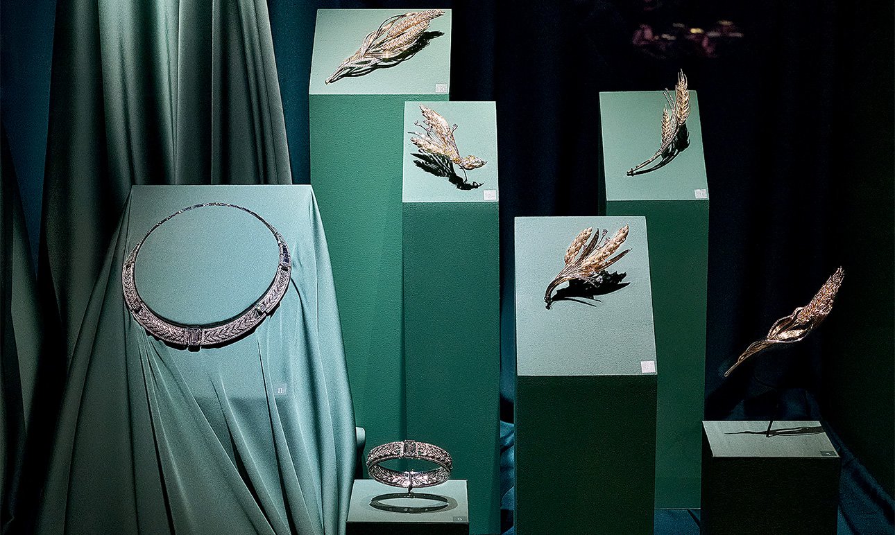 Витрина с украшениями из коллекции «Изобилие» на выставке в ГИМ. Фото: MIUZ Diamonds