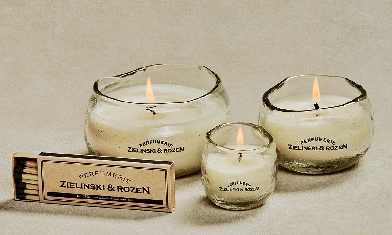 Длинные спички и свечи в чашах из выдутого вручную переработанного стекла. Фото: Zielinski & Rozen